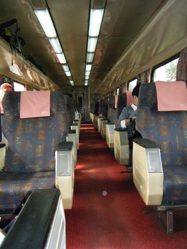 AFCの車両内です。<br /><br />1車両に10人ぐらい乗っていました。<br />座席は、進行方向に向いていますが、回転させてボックス席にできます。