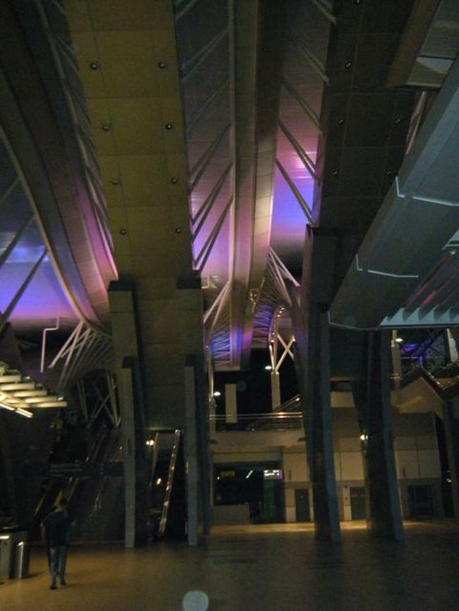 もう一枚、“パチリッ”!?<br /><br />線路向こうへ行く人が、たくさんいました。<br />この暗さですので、観光はあきらめました。<br /><br />このあと、駅周辺を少しぶらぶらして近くのマックで朝食を食べました。