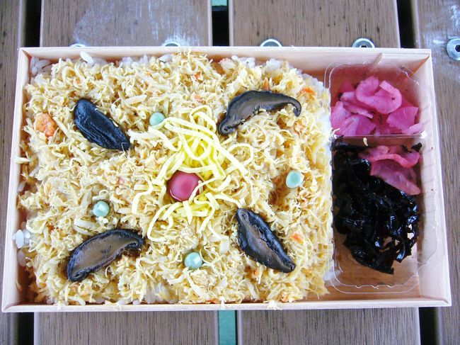 長万部の名物かにめしは町内８軒（９店舗）のお店で食べることができ、いずれのお店も国道５号線沿いに位置しています。<br />