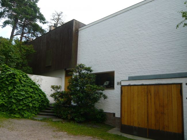 アアルトの自邸<br /><br />入口が分からず、建物を一周・・<br />考えてみれば、『家』なのだから<br />大げさなエントランスなんてないのね。