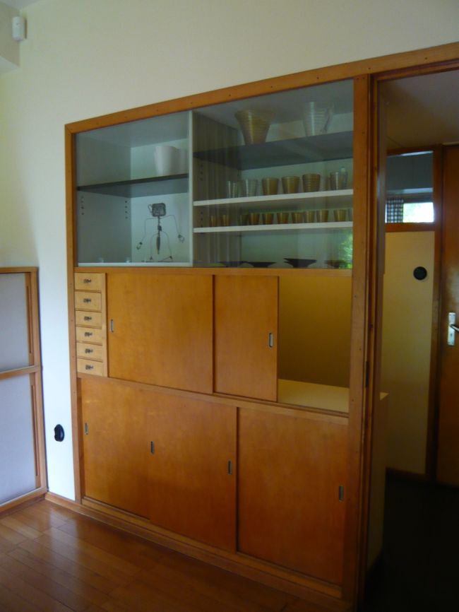 アイノアアルトのグラスの<br />初期モデルも飾ってある。