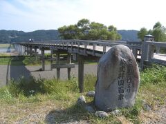大井川の増水で何度か被害を受けた為、橋脚はコンクリート製

