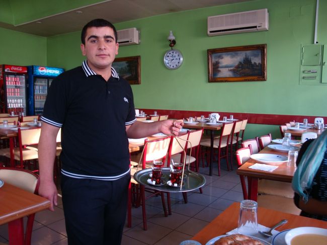 チャイを頼んだら、近所から出前が参上です。