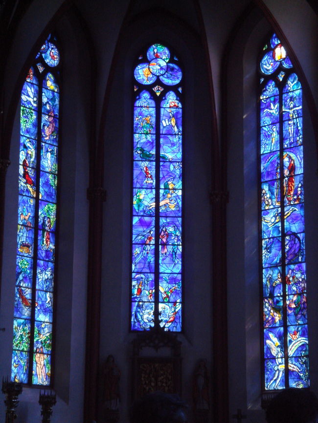 祭壇奥のステンドグラス。<br /><br />思わず唸る。<br /><br />いいねぇ。