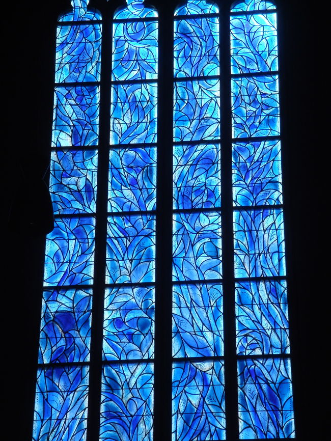 これはシャガールかどうかわからないけども、<br />青がキレイ。<br /><br />確か横のステンドグラス。