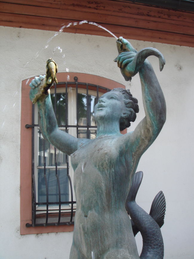 しばらくザンクトシュテファン教会を堪能し、<br />再びマインツの街に戻る。<br /><br />今度はドイツで３本の指に入ると言われているらしい、<br />マインツの大聖堂へ向かう。<br /><br />写真は街にあった噴水。