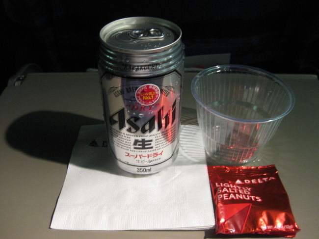 機内ドリンクサービス。<br />「じゃぱにーずびあ　ぷりーず！」