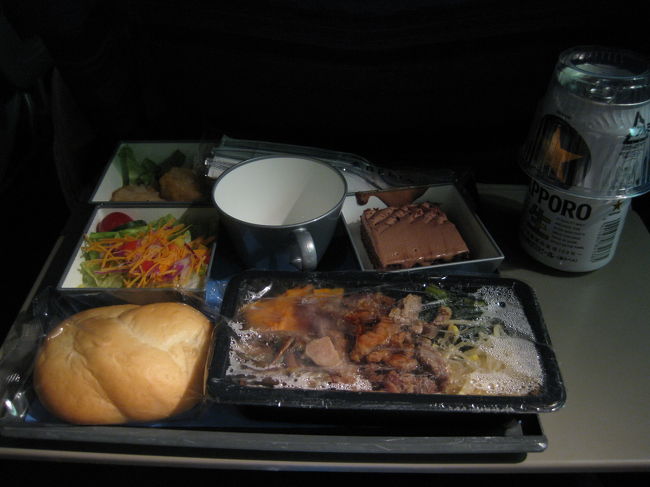 機内食。ビビンバを選ぶ。結構うまかった。