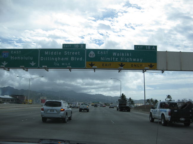 タクシーでホテルに向かいます。<br />