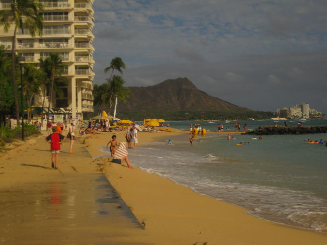 　部屋に入った後、あまりにも子供が眠そうなので昼寝。<br />　夕方になり、浜辺を歩いて予約していたアウトリガーリーフホテル内のショアバードレストランへ。