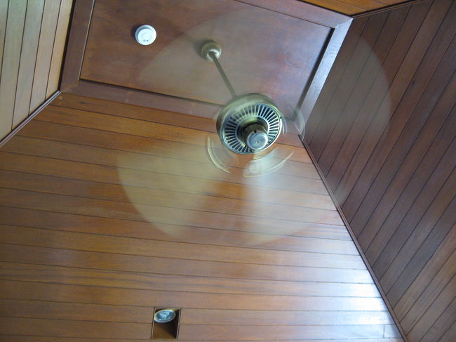 部屋の天井にはシールングファン。