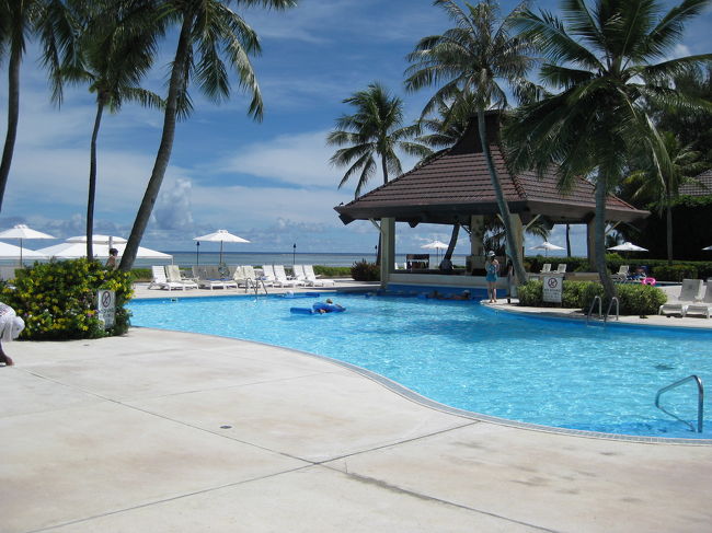 プール・バーでは、プールに足を浸けたままドリンクが飲めます。