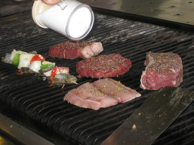 　このレストランでは、注文した肉や魚を写真のように自分で焼いて食べます。<br />　ニューヨークステーキなるすごい肉が焼くのに時間がかかって大変でしたが、なかなかおもしろかった。