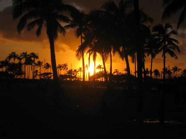 　２日目は、朝から改めてアラモアナショッピングセンター、ワイキキでショッピング。<br />　午後は、ホテルに戻りプールと海でひと泳ぎ。<br />　夕食の前に、ビーチのサンセット。