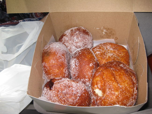 　評判のマラサダを食べました。出来立てほかほかでさすがにおいしかった。