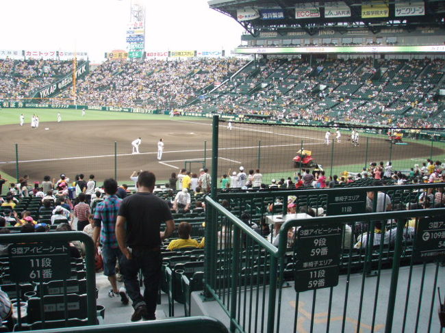 座席から見た球場内。通路側の席でしたので非常に便利でした。右にあるのは車椅子席。サービスがよくなりました。<br /><br />実際は、グラウンドが写真より近くに見えます。
