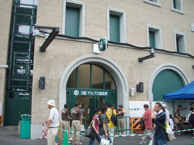 試合開始一時間前ぐらいでしょうか。三塁アルプスの入り口です。以前と違って全席指定席になりましたからさほどの混雑もみられませんね。