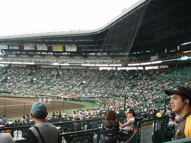 新しくなった銀傘です。とんでもなく大型化しましたね。私の座席も以前の銀傘なら雨ざらしの位置でしたけど、今回はちゃんと銀傘の中でした。<br />ライナービジョンも綺麗でしたが、企業の宣伝を試合中にするのはどうかと思いましたね。せっかく作ったのだからもう少しファンが喜ぶような使い方をして欲しいものです。