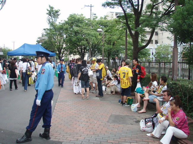 ライトスタンド前のタイガースファンの方々。試合開始直前ぐらいなのに割合みなさん、ゆっくりしているのに驚きました。
