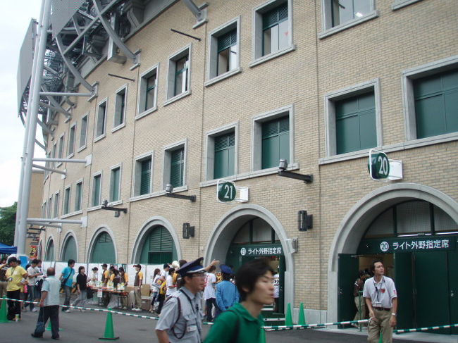 熱狂的タイガースファンが集まるライトスタンドの入り口です。このあたりではかなり個性的な応援ファッションをしている方が多くいらっしゃいました。記念に一枚と、声をかけようとしましたが、もうみなさん<br />どこかで引っ掛けてきたのかかなり酔っていまして・・からまれてはいけないと思い断念しました。