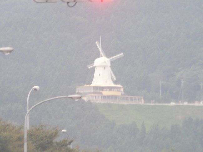 東名高速の御殿場ICを目指す途中に、向かい側の山裾に見付けました。<br /><br />何これ　?