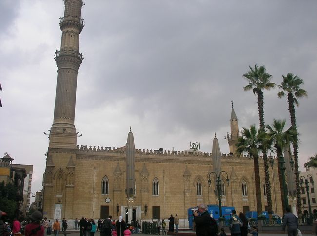 モスクです★<br /><br />お祈りしてる人いました<br />観光客は入れませんでした