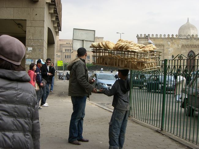頭に荷物を乗せて歩いてる人、けっこうみかけたな〜<br /><br />たしかに!!　手でもつより軽く感じそうですね☆