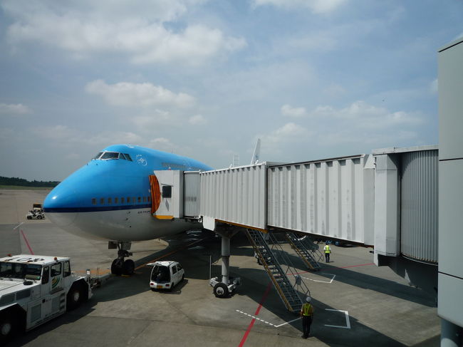 初めてのKLMオランダ航空<br /><br />水色の機体がかわいい(笑<br /><br />今回はアムステルダムを経由してハンガリー・ブダペストへ参ります。<br /><br /><br /><br />久々に飛行機に乗ったけど、エコノミー席ってあんなに狭かったかしら？？