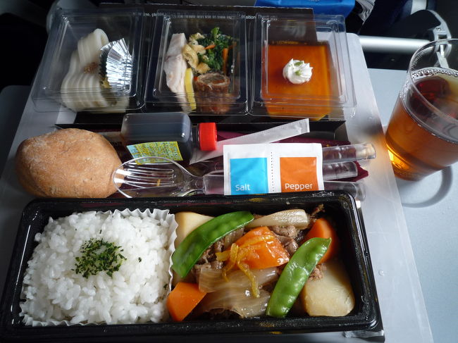 KLMの機内食<br /><br />あのホテルオークラと提携して作っている和食♪<br /><br />大好きな肉じゃがでした♪<br /><br />KLMの機内食はおいしいと評判らしい★