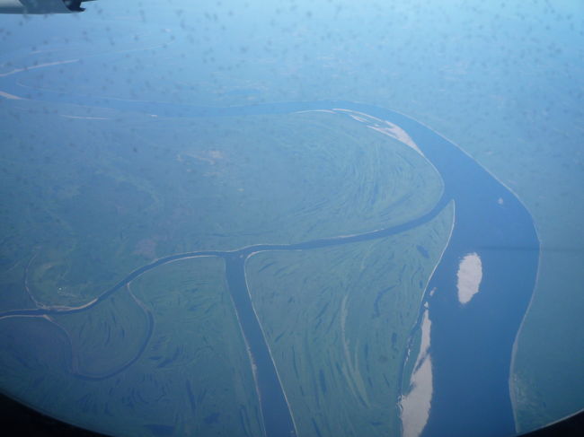 機内より<br /><br />シベリアのチェリャビンスク(だって)<br /><br />大河のような湿地帯！！！<br />大自然をみると思うけど、人間一人ってかなりちっぽけだなあ…