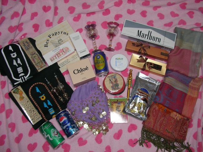 ただいま〜〜♪♪<br /><br />上左から時計回りに。。<br /><br />・エジプトのホテル前の土産物屋で１枚１００円のＴシャツ<br />・ツアーでつれていかれたパピルス屋さんのネーム入りしおり<br />・これまたホテル前の土産物屋でペアグラス２つで１５００円<br />・ドバイのなつめやし(高級ちっくなﾊﾟｯｹｰｼﾞ)<br />・ルクソールでの戦利品（３枚で１５００円弱）<br />・ドバイ空港でなつめやしお菓子<br />・ホテル前の土産物屋でツタンカーメンのボールペン（１００円）とコースター(１枚１０円)、メモ帳（３０円）<br />・ドバイのスークでﾋｯﾌﾟスカーフ（６００円）<br />・あとＴシャツの上で見えにくい香水便はカイロ空港で２つで３００円♪<br />などなど。。　満足まんぞく〜〜〜♪♪