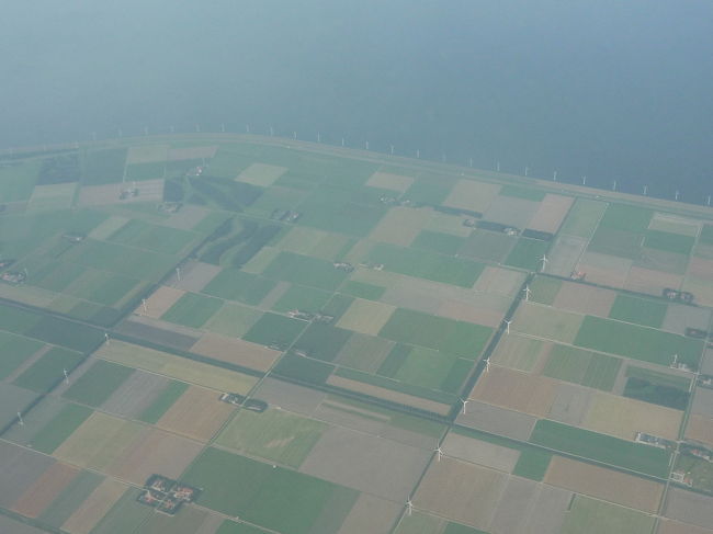 アムステルダムに着陸準備〜<br /><br />風車ならぬ風力発電だらけ！！<br />(オーストリアも風力発電所がたくさんありました。)<br /><br /><br />やはり現代は違う