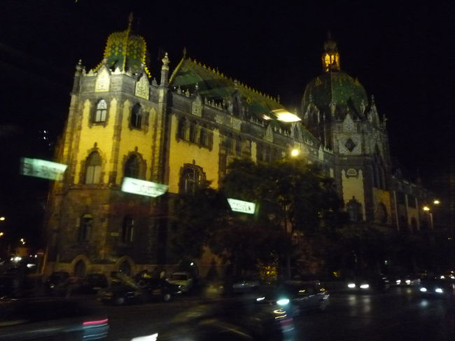 ブダペスト市内<br /><br />行きがけは旧社会主義国家を思わせるような廃校舎や落書きだらけの町がありましたが<br /><br />やはり中心地に近づくと有名な建築物があらわれます。<br /><br />これは、工芸美術館の外装。<br /><br />華やかな色使いや繊細な模様は、ハンガリーの伝統的な刺繍模様を思わせる。