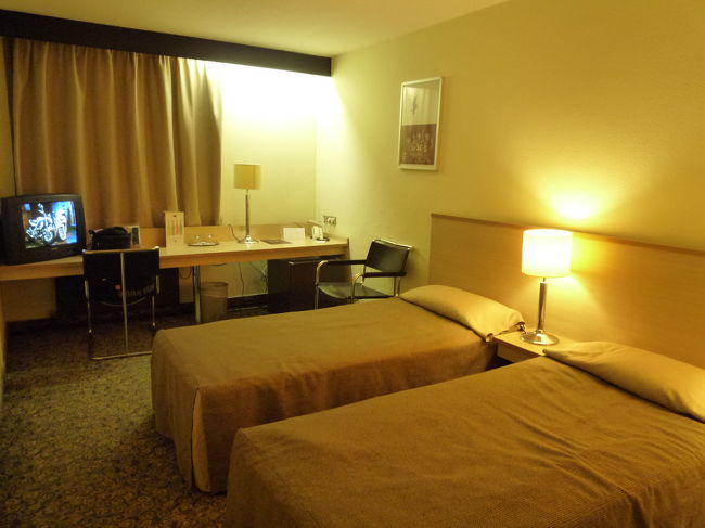 メルキュール・ブダペスト・ブダ<br /><br />1・2泊目に泊まったお部屋がこれ。<br />一人部屋には広いけど快適〜(^^)<br /><br />でも、反対側(王宮側)だったら眺めがよかったのにな<br />