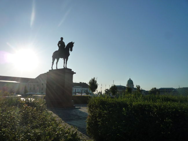 朝日をバックに輝く銅像<br /><br />少し肌寒いと思ったのに、日差しが強すぎる…！！<br /><br />サングラスが必須です