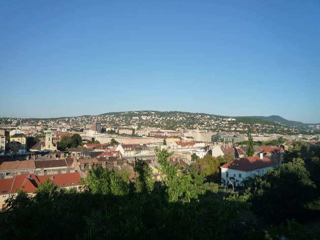 ブダ地区<br /><br />ブダペストは盆地になっていて、夏は暑く、冬はすごく冷えるみたい…。<br />去年の夏は異常気象で40℃を超えたらしい(ｘｘ)<br />今年は例年並みで救われた！！