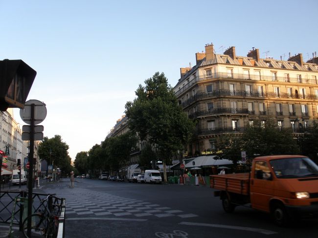 朝のサンジェルマンデプレです。朝もステキ。Mabilion駅からベルサイユへ。駅のお兄ちゃんは、朝早くてヒマだったのか、自販機の使い方を教えてくれ、ＲＥＲのベルサイユリグゴーシュ駅までの往復の切符を何とか購入（往復で5.9ユーロ）。
