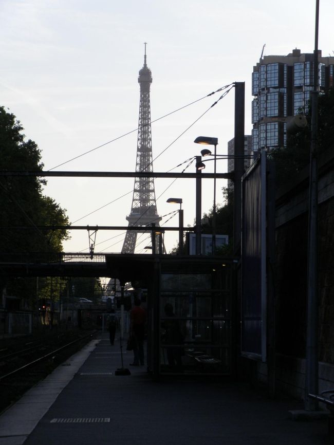 地下鉄10号線のジャベルアントレシトロエン駅を出て少し歩いてＲＥＲのＪＡＶＥＬ駅へ。そこからみた朝のエッフェル塔がかっこいい！思わず写真を撮ってしまいました。<br />結構すいているＲＥＲに乗って20分くらいか？すぐ到着。