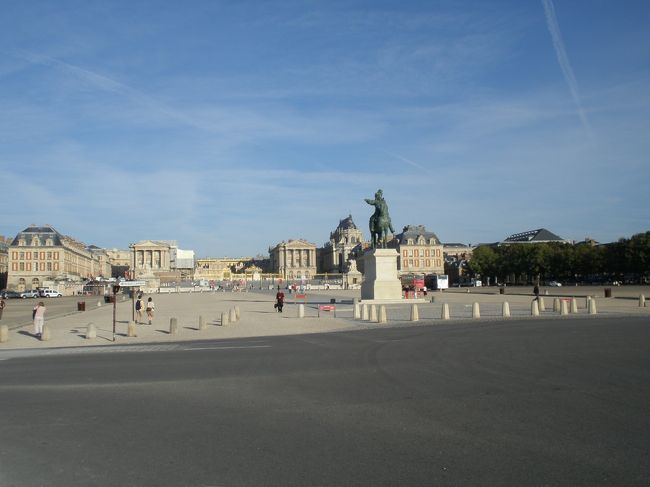 ベルサイユ宮殿が見えてきました。遠くから見ても全景が写らない････でかすぎる。