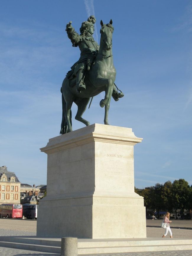 ルイ13世像？修復されたばかりだそうです。2009年8月段階では、宮殿内のオペラ劇場は修復中だったようです。