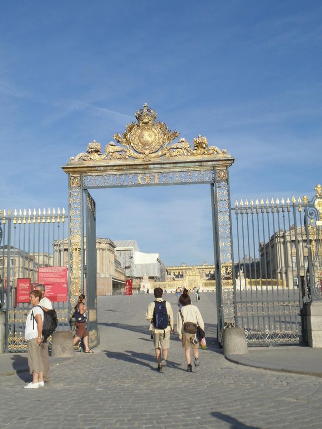 やっと門の中へ。でもまだまだたどり着かない。朝一番なので、並んでいる人も少なく前に並んでいた人とおしゃべりしているうちに9：00になり入場です。<br />（次の旅行記に続きます）