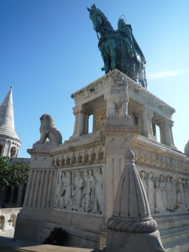 初代国王聖イシュトヴァーン騎馬像<br /><br />このお方はハンガリーで一番たたえられている人でありまする。