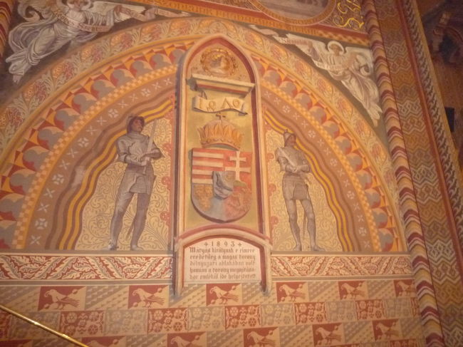 マーシャーシュ教会の内部<br /><br />リングを持ったカラスがハンガリー王朝の印です