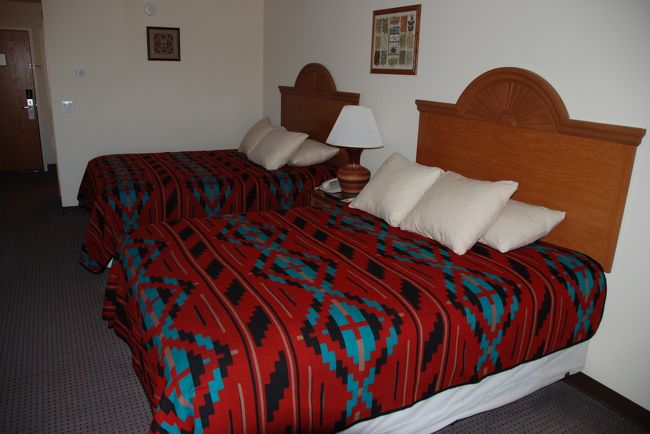 ベッド。<br /><br /><br />まだホテルが新しいせいか、ベッドのマットと枕がふかふかで、ものすごく気持ちがよかったです。<br /><br />部屋とシャワールームも、まだ新しく、ピカピカでした。<br />シャンプーや、石鹸などのアメニティーも、かなりいい品です。<br />冷房は、もちろん完備。<br /><br /><br />そして、テラスでは、目の前に広がるビュートの超絶景がいつでも見えます。<br /><br /><br />　　素晴らしい！<br /><br /><br />文句のつけようがありません。<br /><br /><br /><br />ただし、料金が一泊240.8ドル（税込、夏料金）も、するのが欠点です。<br />（今回の旅行の中で、最も高い宿泊料金となりました。）<br /><br /><br /><br />