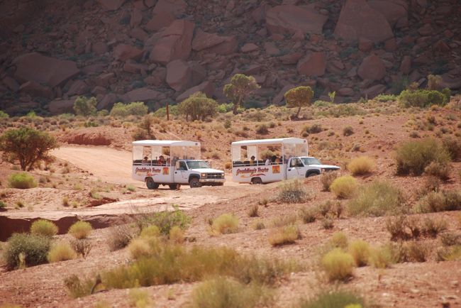 Goulding&#39;s Lodgeのバレードライブ・ツアー。<br /><br /><br />前回訪れたときは、これに乗りました。<br /><br />開けっ放しの荷台に乗せられて、<br />ガタゴト、ガタゴト、揺れながら、砂塵を撒き散らして、モニュメントバレーを走る、<br />オフロードドライブの雰囲気が、またいいんだよなー。<br /><br /><br /><br />ツアーに参加すると、一般には行けない、ナバホ居留地にも連れていってくれます。<br /><br />