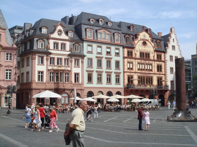 ここはマインツのマルクト広場。<br />真ん中の何かの塔？オブジェ？を囲み、<br />ぐるりとヨーロッパらしい街並みが広がる。<br /><br />大聖堂もこの広場に面している。<br /><br />今回の旅で行った広場の中では一番好きな雰囲気だった。<br /><br />なんと言うか、かわいいと言うか、きれいと言うか。<br /><br />ヨーロッパの歴史ある街並みみたいな雰囲気が好きな人には<br />いーんじゃないでしょうか。