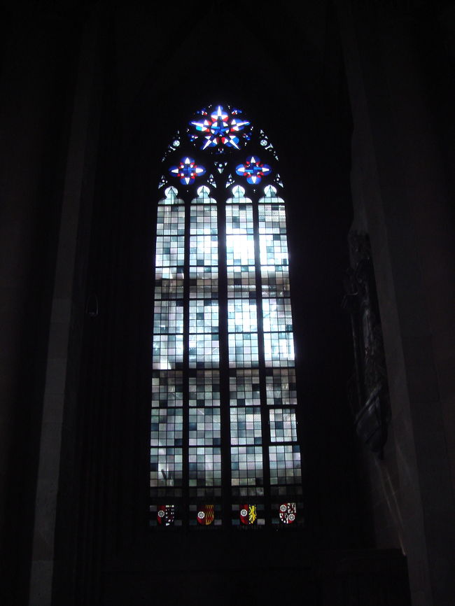 マインツ大聖堂のステンドグラスは<br />これまた他には無い雰囲気。<br /><br />シャープでイカす。<br /><br />繊細というより、力強い。