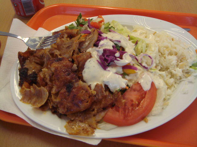 大聖堂を出て、昼ご飯。<br /><br />ケバプ系のファーストフード店で、<br />ライスの入ったプレートを食べる。withコーラ。<br /><br />なんだか注文するとき、イマイチ言葉が良く聞き取れず、<br />グダグダになりつつ注文したけども、<br />なんとか望み通りの物が出てきた。<br />やはりケバプ系は間違いない。<br />これは非常に美味かった。激盛り。<br /><br />マルクト広場からちょっと離れたとこにあったお店でした。