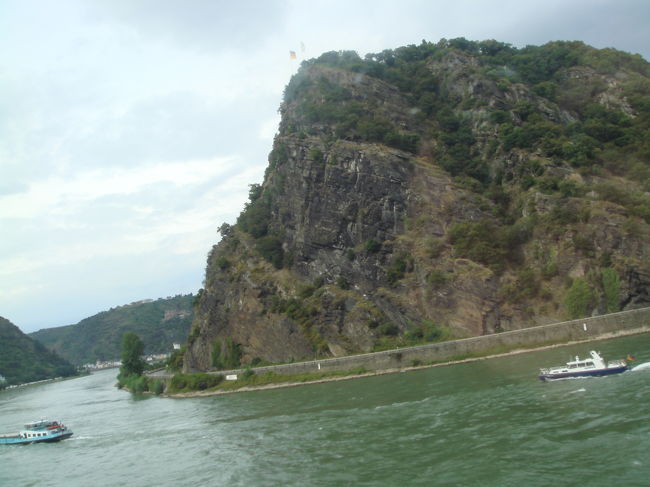 マインツでは、ライン川沿いをウロウロしたり、<br />街中の店に入ったり、なんだかんだダラダラと過ごして、<br />３時くらいだっただろうか、当初の目的ライン川見物を思い出し、<br />マインツ駅からコブレンツ行きの電車に飛び乗る。<br /><br />マインツ駅を出てしばらくすると、川っぷちを走るようになり、<br />川沿いの小さな街や、古城が見えてくる。<br /><br />写真はローレライのあたり。<br /><br />川には遊覧船以外にも渡し船や運搬船と思しき船が行き交う。<br />今も交通や物流の手段としてライン川が活用されていることを感じる。