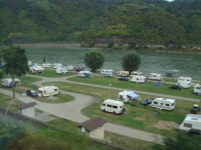 ライン川沿い。<br /><br />日本でいうところのオートキャンプ場？<br />キャンピングカーがいっぱい。